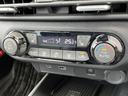 温度や風向きなどをパネルで確認しながら設定でき、日々の車内環境を整えやすい装備です。ボタンとダイヤルがまとまっており、操作内容を把握しやすい仕様です。