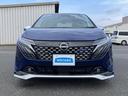 横に広がるグリルと、左右へ伸びるシャープなランプが目を引く正面デザイン。ブルーのボディとの組み合わせが洗練された印象を与え、堂々とした表情に仕上がっています。