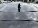 ボディと調和したルーフ面が、車全体のすっきりとしたシルエットを形づくります。中央に備わるアンテナがさりげないアクセントとなり、上方からもまとまりを感じさせます。