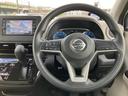 ステアリングには手元で扱えるスイッチが備わり、運転姿勢を保ちながら各種操作を行えます。メーターやナビも見渡せる運転席まわりで、日常の移動をサポートする使い勝手のよい装備です。