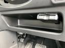 運転席足元近くに横長の収納スペースがあり、手元に置いておきたい小物を収めやすい形状です。開放的なつくりで出し入れもしやすく、車内での置き場所づくりに役立ちます。