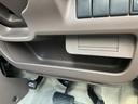 運転席の足元近くに、横長の収納スペースを備えています。近くのスイッチ類と干渉しにくい配置で、車内の小物を手元に置いておきたいときに役立ちます。