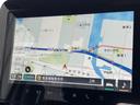 地図上に現在地や道路、周辺施設が表示され、ルートを確認しながら目的地へ向かえます。画面内の案内情報も見やすく、初めて訪れる場所へのお出かけにも心強い装備です。