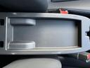 小物をまとめて置ける収納スペースを備え、車内で置き場所に困りがちな持ち物も整理しやすい造りです。座席まわりをすっきり使いたい方に便利です。
