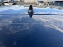 ボディと調和したルーフのなだらかな面が、全体のシルエットをすっきりと見せます。空や周囲の景色を映す艶やかな黒が印象的で、落ち着いた佇まいを演出しています。