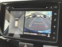 後方の映像に加えて車両周辺の表示も確認でき、駐車時の状況把握をサポートします。画面上の目安線も参考にしながら、周囲を目視で確かめて駐車しやすい装備です。