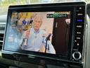 テレビ番組を画面で視聴でき、停車中の待ち時間も車内で過ごしやすくなります。画面には番組映像が表示され、同乗者とのお出かけ先での休憩時にも活用いただける装備です。