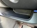 足元近くに小物を置けるスペースが設けられています。運転席まわりで使うものの一時置きにも活用でき、視界や操作の妨げになりにくい位置にあるのがうれしいポイントです。