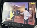 映像を大きく表示できる画面を備え、停車中にテレビ番組を視聴できます。画面下部には操作アイコンもまとまり、表示内容を確認しながら使いやすい装備となっています。