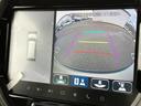 後方の映像に加えて車両周辺の表示も確認でき、駐車時の周囲確認を助けます。画面上の目安線も見やすく、車庫入れや狭い場所での取り回しに役立つ装備です。