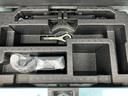 荷室下の空間を区分けして使える収納で、工具類などを整理して収めやすい構成です。荷物を積み下ろす際にも、必要なものを見つけやすく、限られたスペースを有効に活用できます。