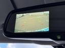 後方の映像を画面で確認でき、駐車時や狭い場所での後退をサポートします。進行方向の目安となるガイド線も表示されるため、周囲を確かめながら操作しやすい装備です。