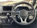 手元に各種スイッチがまとまり、運転姿勢を保ちながら必要な操作を行いやすい配置です。メーターとの位置関係も見やすく、日々の運転をサポートする実用的な装備です。