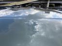 ボディの上面は前後に広がるフラットな形状で、車両全体のスクエアなシルエットを引き立てます。周囲の景色を映し込む落ち着いた色合いも、外観に自然になじんでいます。