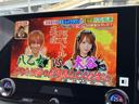 画面に情報や映像を表示でき、表示内容を確認しやすい大きさです。操作部も画面の近くにまとまり、日々の移動を便利にサポートしてくれる装備です。