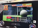 停車中にテレビ番組などの映像を楽しめる画面を備えています。表示が見やすく、休憩時間を過ごす際にも便利。車内でのひとときを彩る装備として活躍します。