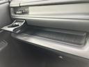 横幅のあるオープントレーを備え、手荷物や小物をまとめて置ける便利な空間です。カップホルダーも近くに配置され、助手席からも使いやすいレイアウト。身近な持ち物の置き場に重宝します。