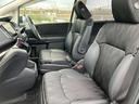 運転席と助手席に、身体を支える形状のシートを採用。前方やサイドの窓から周囲を見渡しやすく、落ち着いた色調の室内でゆったりとお過ごしいただけます。