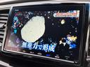 テレビ番組を画面で視聴でき、停車中の待ち時間も車内で過ごしやすくなります。映像が大きく表示されるため内容を確認しやすく、休憩時などに便利な装備です。テレビ視聴は停車中にお楽しみください。