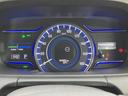 速度や燃料残量など、運転に必要な情報が中央と左右に見やすくまとめられています。表示の区分が分かりやすく、走行中も必要な情報を確認しやすいメーターまわりです。日々の運転をサポートします。