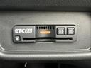 ETC2.0車載器を備え、高速道路などの料金所をETC利用で通過する際に便利です。カードを利用したスムーズな料金精算をサポートし、料金所での停車時間を抑えたい方にも役立つ装備です。