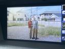 停車中には画面でテレビ番組などの映像を視聴でき、休憩時間を車内で過ごす際にも便利です。画面表示で、車内の時間をより楽しめる装備です。