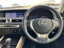 手になじみやすい形状で、ステアリング上には複数のスイッチを配置しています。運転姿勢を保ちながら各種操作に手が届き、日常の運転を支えます。