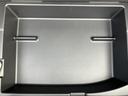荷室内に備わる収納トレーは、細かな荷物をまとめて置きたいときに便利です。周囲に立ち上がりがある形状で、車内で散らばりやすい小物の置き場所として日常的に活用できます。