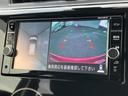 後方の映像に加えて車両周辺の状況も画面で確認でき、駐車時の目視確認をサポートします。ガイド表示も備わり、車庫入れや狭い場所での取り回しに役立つ装備です。
