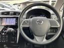 手になじみやすい形状のステアリングにスイッチ類を備え、運転姿勢を保ちながら必要な操作を行いやすい設計です。メーターやナビも視界に収まり、運転に集中しやすい配置です。