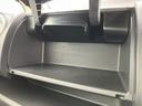 助手席前の収納スペースは開口部が広く、車内で使う小物を出し入れしやすい形状です。中の様子を確認しやすく、日常の持ち物を整理する際にも重宝します。