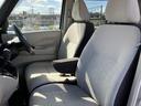 前席は座面と背もたれに柄の異なる生地を組み合わせ、車内に落ち着きを感じさせます。窓からの視界も広く、運転する方はもちろん、助手席の方にも過ごしやすい空間です。