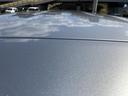 ボディカラーと調和したルーフが、車体全体にすっきりとした印象をもたらします。前後へ広がる面のラインも自然で、上方から見た際にもまとまりのある佇まいが伝わります。