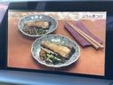 停車中にテレビ映像を視聴でき、休憩時間や待ち合わせの合間にも活用できます。画面には番組の料理映像が表示されており、車内で過ごす時間を彩る装備として便利です。