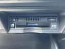ETC車載器を備えており、ETCカードを利用した料金所の通過に活用できます。高速道路のお出かけや通勤などで、料金所での支払いをスムーズにしたい方に便利な装備です。