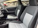前席は明るい色と濃い色を組み合わせたシートで、車内にメリハリを添えています。窓からの見通しも確保され、運転する方も助手席の方も落ち着いてお過ごしいただけます。