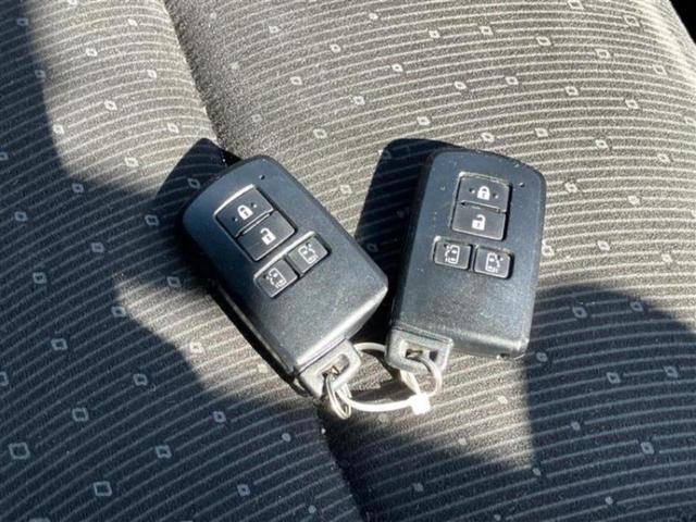 ヴォクシー ハイブリッドＶ　新品タイヤ／保証書／純正　１０インチ　ＳＤナビ／フリップダウンモニター　純正　１２．８インチ／衝突安全装置／両側電動スライドドア／シートヒーター／車線逸脱防止支援システム　衝突被害軽減システム　ＥＴＣ（17枚目）