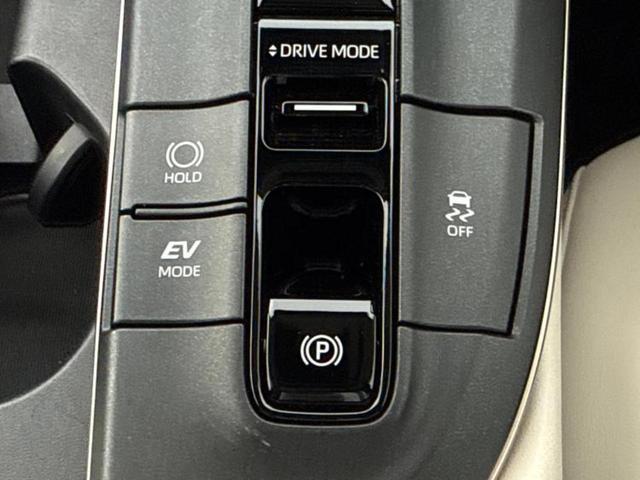 クラウンクロスオーバー ４ＷＤ　Ｇアドバンスドレザーパッケージ　エアロ／保証書／純正　ＨＤＤナビ／デジタルインナーミラー／衝突安全装置／シートヒーター　前席／全方位モニター／車線逸脱防止支援システム／シート　フルレザー／電動バックドア／ヘッドランプ　ＬＥＤ　４ＷＤ（27枚目）