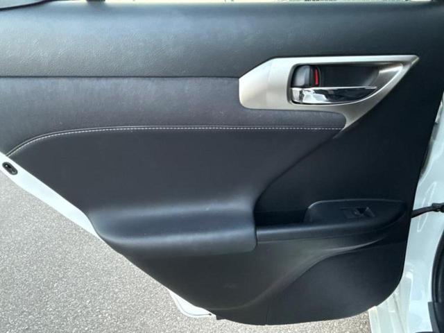 CT CT200hバージョンC 新品タイヤ/保証書/純正 SDナビ/プリクラッシュセーフティ/シートヒーター 前席/車線逸脱防止支援システム/シート 合皮/ドライブレコーダー 純正/ヘッドランプ LED/USBジャック バックカメラ(24枚目)