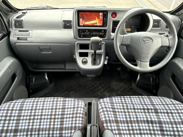 ハイゼットカーゴ デッキバンGL 新品タイヤ/保証書/純正 SDナビ/Bluetooth接続/ETC/EBD付ABS/バックモニター/フルセグTV/DVD/エアバッグ 運転席/エアバッグ 助手席/パワーウインドウ/キーレスエントリー(4枚目)