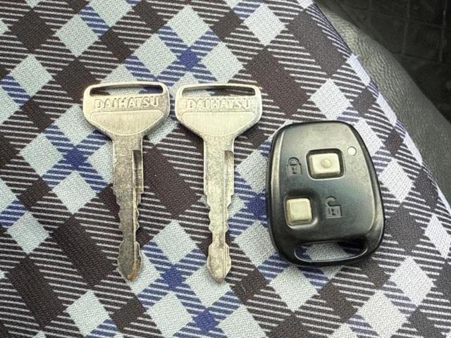 ハイゼットカーゴ デッキバンGL 新品タイヤ/保証書/純正 SDナビ/Bluetooth接続/ETC/EBD付ABS/バックモニター/フルセグTV/DVD/エアバッグ 運転席/エアバッグ 助手席/パワーウインドウ/キーレスエントリー(32枚目)