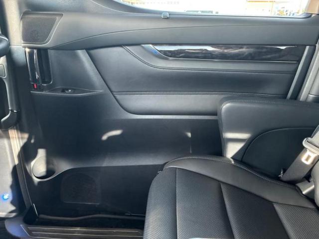 ヴェルファイア ＺＧ　サンルーフ／純正エアロ／保証書／社外　１１インチ　ＳＤナビ／フリップダウンモニター　社外　１２．８インチ／衝突安全装置／両側電動スライドドア／シートヒーター　前席／車線逸脱防止支援システム　革シート（25枚目）