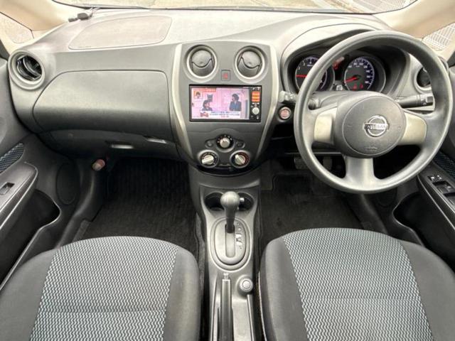 ノート Ｘ　新品タイヤ／純正　ＳＤナビ／ＥＴＣ／ＥＢＤ付ＡＢＳ／アイドリングストップ／フルセグＴＶ／エアバッグ　運転席／エアバッグ　助手席／パワーウインドウ／エンジンスタートボタン／キーレスエントリー（4枚目）