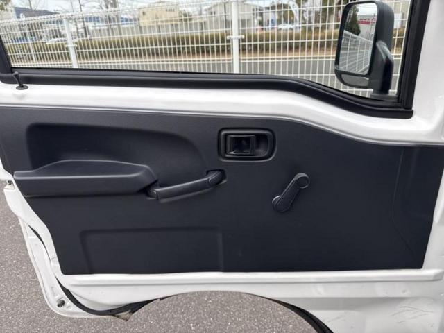 ハイゼットトラック ４ＷＤスタンダードノウヨウスペシャルＳＡ３ｔ　新品タイヤ／保証書／衝突安全装置／車線逸脱防止支援システム／ＥＢＤ付ＡＢＳ／横滑り防止装置／禁煙車／エアバッグ　運転席／パワーステアリング／マニュアルエアコン／ユーザー買取車／三方開／ラジオ　４ＷＤ（8枚目）