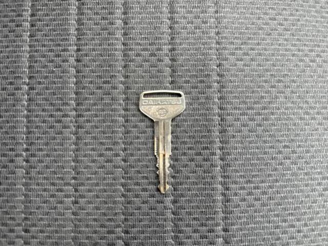 ハイゼットトラック ４ＷＤスタンダードノウヨウスペシャルＳＡ３ｔ　新品タイヤ／保証書／衝突安全装置／車線逸脱防止支援システム／ＥＢＤ付ＡＢＳ／横滑り防止装置／禁煙車／エアバッグ　運転席／パワーステアリング／マニュアルエアコン／ユーザー買取車／三方開／ラジオ　４ＷＤ（22枚目）