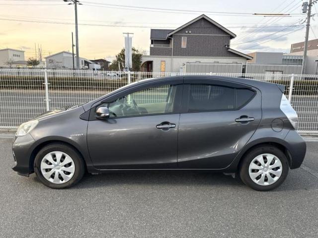 アクア G 純正 SDナビ/ETC/EBD付ABS/横滑り防止装置/アイドリングストップ/バックモニター/ワンセグTV/DVD/エアバッグ 運転席/エアバッグ 助手席/パワーウインドウ/エンジンスタートボタン(2枚目)