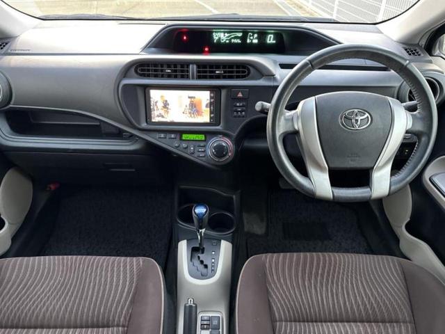 アクア G 純正 SDナビ/ETC/EBD付ABS/横滑り防止装置/アイドリングストップ/バックモニター/ワンセグTV/DVD/エアバッグ 運転席/エアバッグ 助手席/パワーウインドウ/エンジンスタートボタン(4枚目)