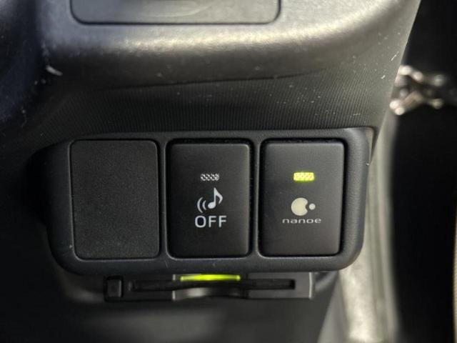 アクア G 純正 SDナビ/ETC/EBD付ABS/横滑り防止装置/アイドリングストップ/バックモニター/ワンセグTV/DVD/エアバッグ 運転席/エアバッグ 助手席/パワーウインドウ/エンジンスタートボタン(28枚目)