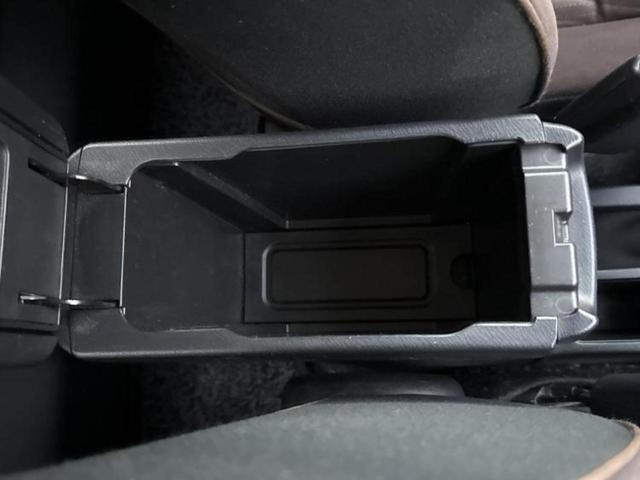 アクア G 純正 SDナビ/ETC/EBD付ABS/横滑り防止装置/アイドリングストップ/バックモニター/ワンセグTV/DVD/エアバッグ 運転席/エアバッグ 助手席/パワーウインドウ/エンジンスタートボタン(33枚目)