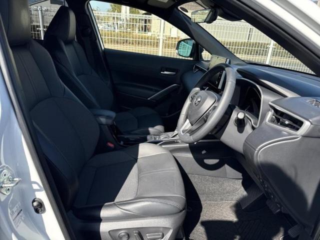 カローラクロス ハイブリッドＺ　新品タイヤ／ガラスルーフ／保証書／ディスプレイオーディオ８インチ／衝突安全装置／シートヒーター／パノラミックビューモニター／車線逸脱防止支援システム／シート　ハーフレザー／電動バックドア　全周囲カメラ（5枚目）